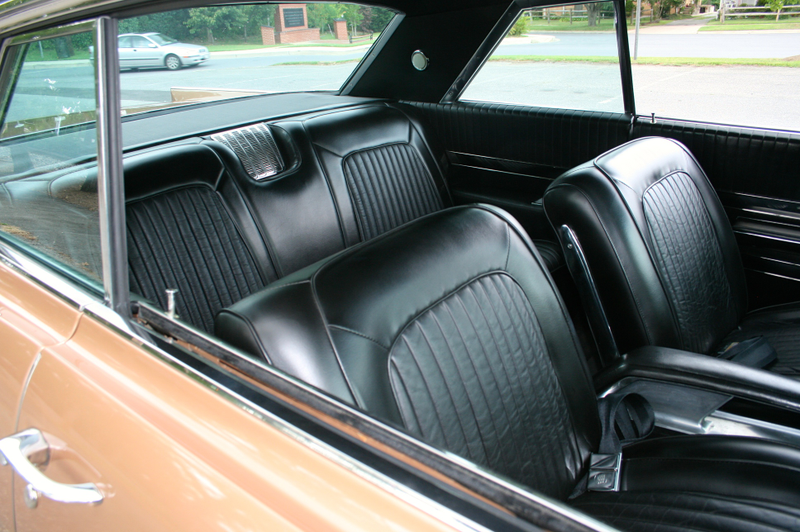Illustration for article titled What It's Like To Drive Classic V8 Cruisers From Mercedes And Buick